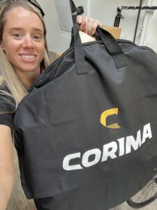 Blondes Mädchen erhält seine Corima Rennrad Felgen